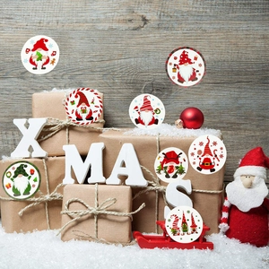 Detaillierte Weihnachtsgnom-Aufkleber auf Geschenkboxen mit festlicher Dekoration