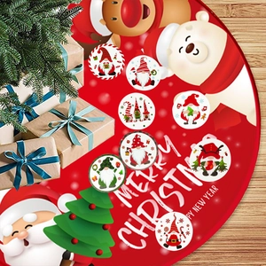Nahaufnahme festlicher Weihnachtsgnom-Aufkleber auf einer roten Weihnachtsbaumdecke