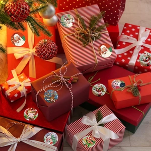 Détail d'autocollants de Noël vintage sur cadeaux avec motifs Père Noël et renne