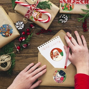 Autocollants de Noël rétro avec Père Noël et renne sur boîtes cadeaux et enveloppes