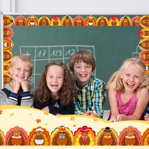 Bordure de tableau d'automne avec dindes festives pour décoration de salle de classe
