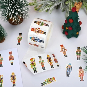 Vue détaillée du rouleau d'autocollants casse-noisette colorés dans un décor de Noël