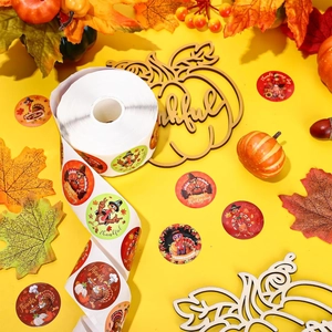 Détail macro d'autocollants de Thanksgiving avec dindes, citrouilles et motifs d'automne