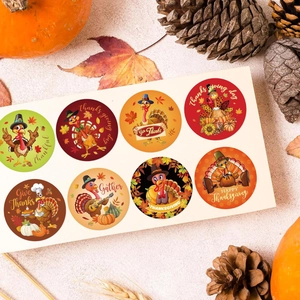 Vue détaillée de 8 autocollants de dinde de Thanksgiving avec citrouilles et feuilles d'automne