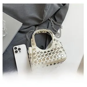 Dettaglio borsa bianco off-white motivo litchi con borchie metalliche argentate e tracolla