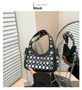 Dettaglio mini borsa nera motivo litchi con borchie in metallo e tracolla a catena