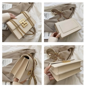 Détails du sac en cuir crème avec boucle dorée géométrique et triple compartimentage
