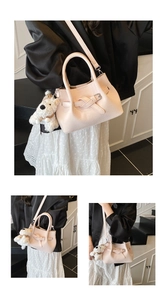 Détail du sac à main tissé rose clair montrant la texture, la boucle et le charm peluche