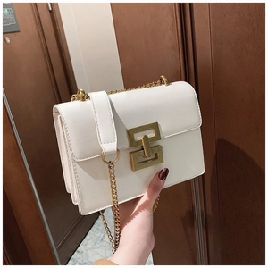 Sac à bandoulière blanc élégant avec fermoir doré et bandoulière chaîne et cuir