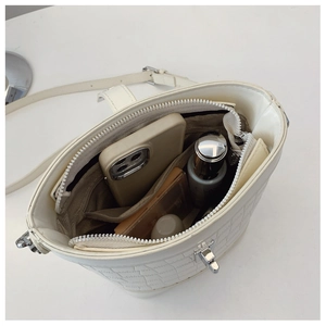 Vue intérieure du sac seau blanc montrant sa grande capacité pour maquillage et mobile