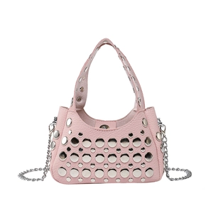 Roze bucketbag met studs, kiezellederen textuur en zilveren ketting schouderbanden