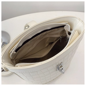 Vue intérieure du sac seau blanc gaufré crocodile avec compartiment zippé et fermoir argenté