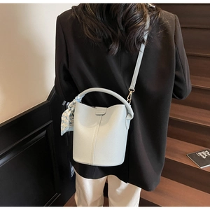 Sac seau bleu ciel en cuir litchi avec détail foulard en soie sur la poignée