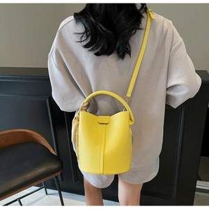 Sac seau jaune vif en cuir grainé avec foulard en soie et bandoulière réglable