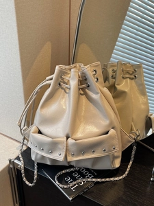 Trendy Glossy PU Leather Rivet Studded Drawstring Bucket Backpack For Women Silver Chain Strap Large Moto Style Shoulder Bag