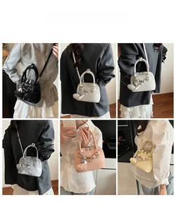 Sacs à main coquille en cinq couleurs portés par un mannequin pour le style et la taille
