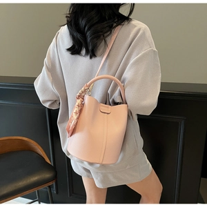 Sac seau rose à texture litchi avec foulard floral et fermeture magnétique