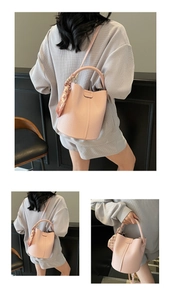 Détail d'un sac seau rose en cuir grainé avec logo fashion et foulard en soie imprimé