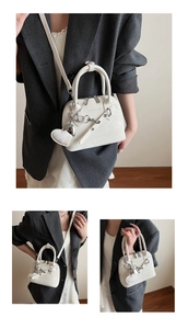 Détail du sac blanc en forme de coquille avec breloque coeur et texte Fashion & Bags