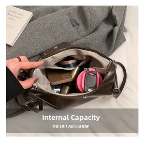 Vue détaillée de l'intérieur du sac à dos en cuir marron avec grande capacité et doublure