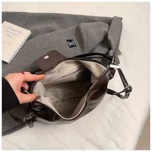 Détail du grand sac en similicuir marron avec doublure à chevrons et poche zippée