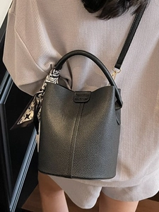 Sac seau noir à motif litchi avec foulard en soie imprimé et bandoulière réglable