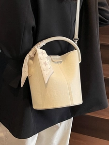 Sac seau chic en cuir blanc avec poignée et foulard décoratif en soie pour femme