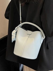 Sac seau en cuir bleu clair à motif litchi avec plis élégants et foulard en soie