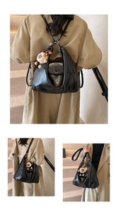 Trois façons de porter le sac à dos noir en cuir souple avec porte-clé en peluche