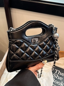 Sac à main matelassé noir chic avec bandoulière chaîne et décoration boule argent