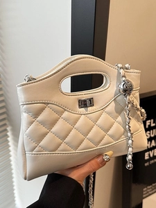 Sac bandoulière blanc matelassé avec chaîne argentée et boule métallique décorative