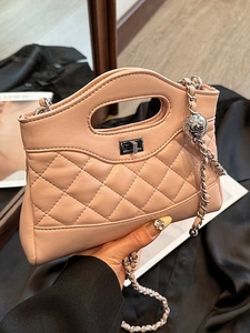 Sac bandoulière matelassé rose avec chaîne argentée et pendentif boule métallique chic
