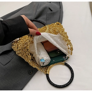 Detailansicht der großen goldenen Netztasche mit schwarzen Rundgriffen und Kordelzug-Innentasche