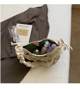 Interno spazioso di una borsa nuvola beige plissettata con spazio per oggetti quotidiani