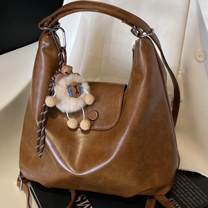 Sac hobo vintage en cuir marron en forme de lune avec porte-clés mignon en peluche attaché