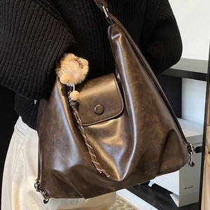 Sac à dos rétro en similicuir marron avec grande capacité et breloque peluche pour femme