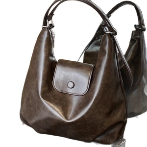 Grand sac hobo rétro marron foncé en similicuir avec boucle magnétique ronde
