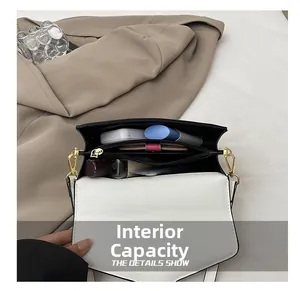 Vista interna che mostra la grande capacità e gli scomparti con zip della borsa a tracolla