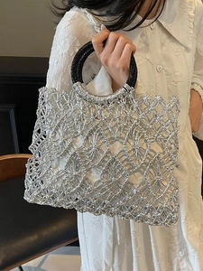 Silberne gewebte Strandhandtasche für Damen mit modischen runden Griffen