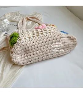 Detalle del suave tejido de punto con flores de ganchillo en 3D de colores en el bolso
