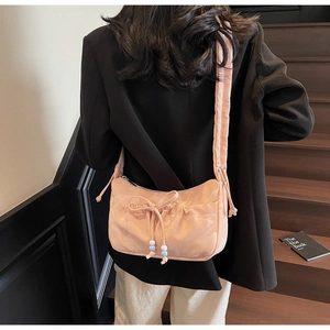 Borsa cloud rosa a pieghe con coulisse a fiocco e dettagli di perle a tracolla