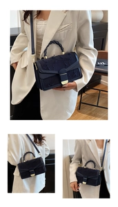 Dettaglio della borsa in denim blu con bordi sfrangiati e chiusura metallica dorata