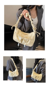 Dettagli della borsa hobo color crema con fiocco e tracolla arricciata elegante