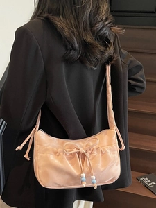 Borsa a spalla in raso rosa con fiocco e coulisse di perline per l'estate
