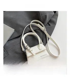 Vue détaillée du sac à main blanc en cuir grainé avec une poignée ronde robuste