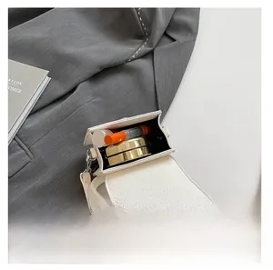 Vue intérieure d'un petit sac blanc montrant la capacité pour le maquillage