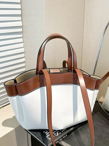 Minimalist large-capacity tote bag in white and brown leather with a wavy top design