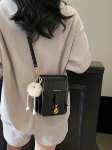Sac bandoulière élégant en cuir PU noir avec finitions dorées et pendentif en peluche