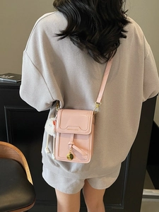 Petit sac bandoulière rose clair en cuir verni pour téléphone avec porte-clé en peluche
