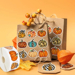 Détail d'autocollants de citrouille d'automne sur des sacs cadeau en papier kraft